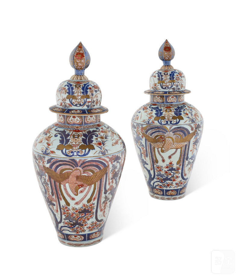 PAIRE DE POTICHES COUVERTES EN PORCELAINE IMARI À DÉCOR DE PAONS  JAPON, ÉPOQUE EDO, XVIIE SIÈCLE